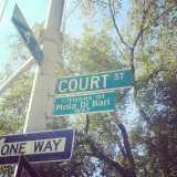 Il Van Westerhout si trova in Court Street, via che � stata ribattezzata �Citizens of Mola di Bari Way� (�Strada dei cittadini molesi�)